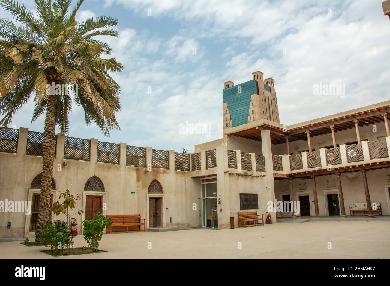 Il cortile interno al Hisn Sharjah Fort costruito nel 1820 dall'allora Ruler di Sharjah, Sheikh Sultan bin Saqr al Qasimi nell'Emirato di Sharjah Foto Stock