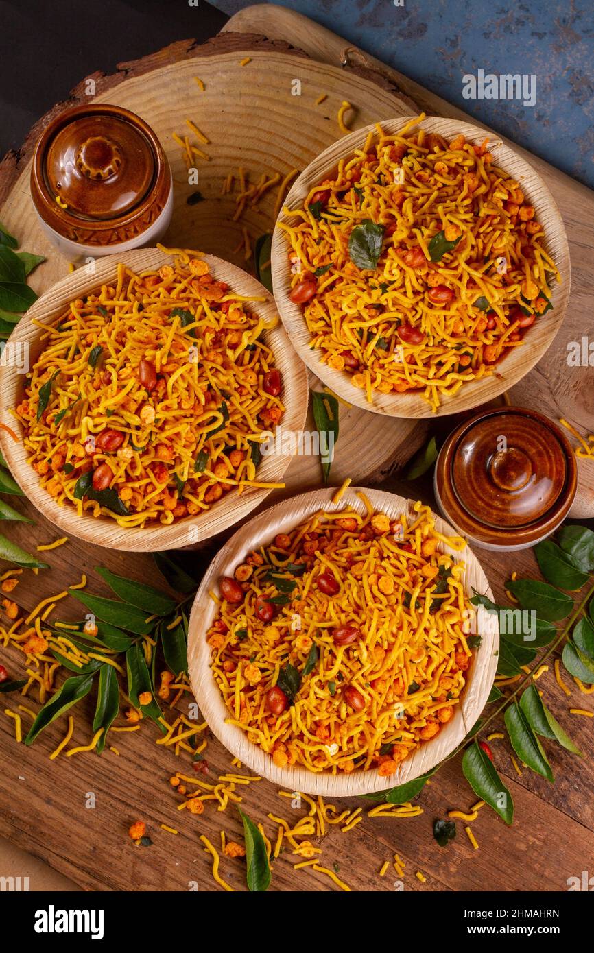 Piatto salato tradizionale indiano fritto - chivda o misto o farsan o amkeen fatto di grammo di farina e mescolato con frutta secca. Svouries altrimenti cal Foto Stock
