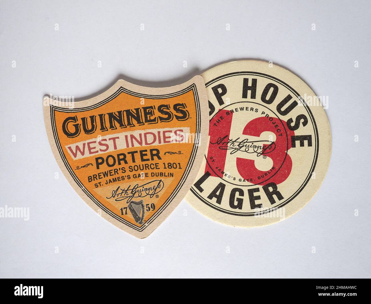 DUBLINO, IRLANDA - 06 FEBBRAIO 2022: Beermat of Irish Beer Guinness Hop House 13 lager e West Indies porter Foto Stock