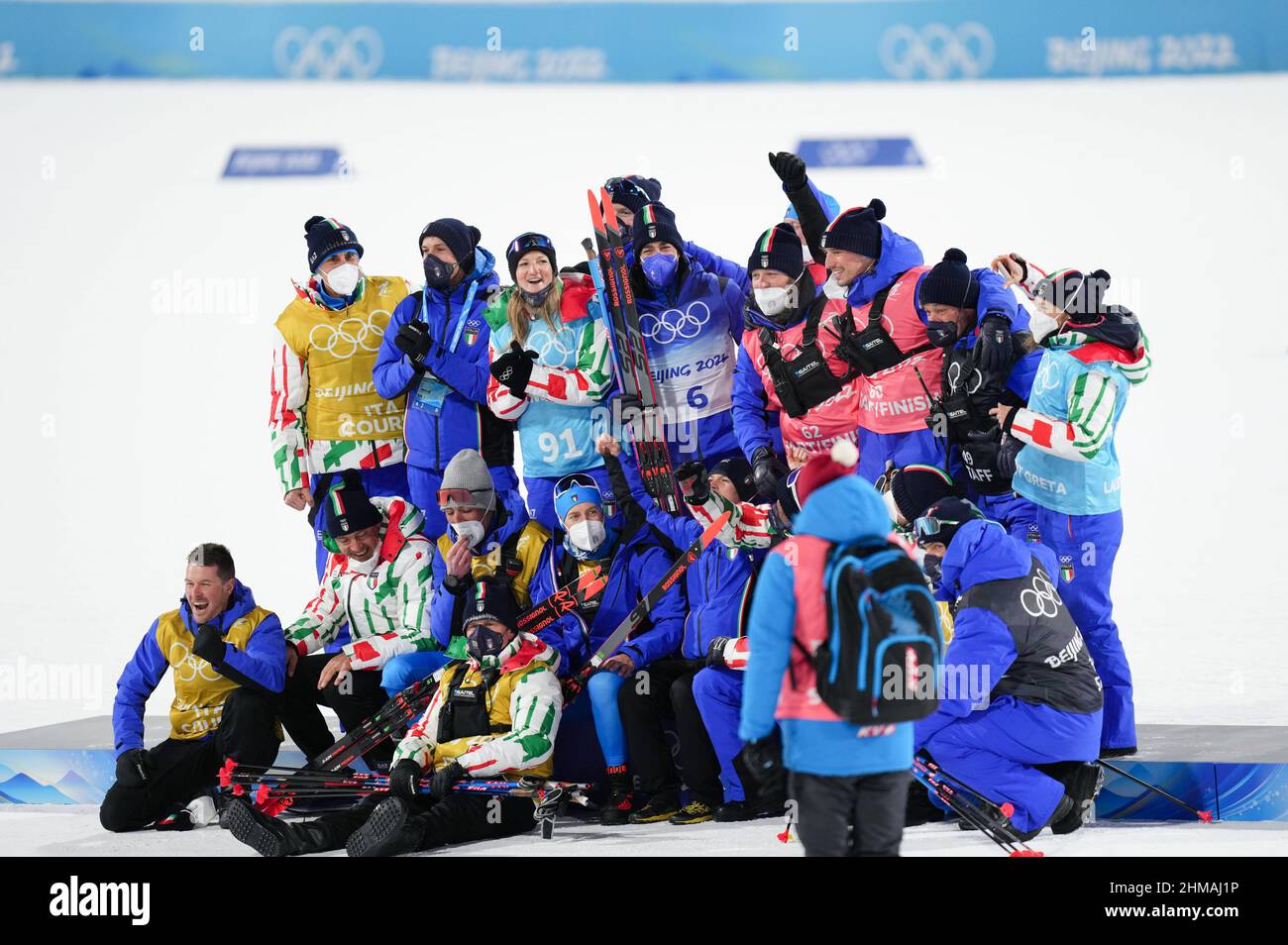 Zhangjiakou, la provincia cinese di Hebei. 8th Feb 2022. Federico Pellegrino (UP C) d'Italia celebra dopo aver vinto la medaglia d'argento nella finale da uomo di sci di fondo libera delle Olimpiadi invernali di Pechino 2022 al Centro Nazionale di sci di fondo di Zhangjiakou a Zhangjiakou, nella provincia di Hebei della Cina settentrionale, 8 febbraio 2022. Credit: Wang Song/Xinhua/Alamy Live News Foto Stock