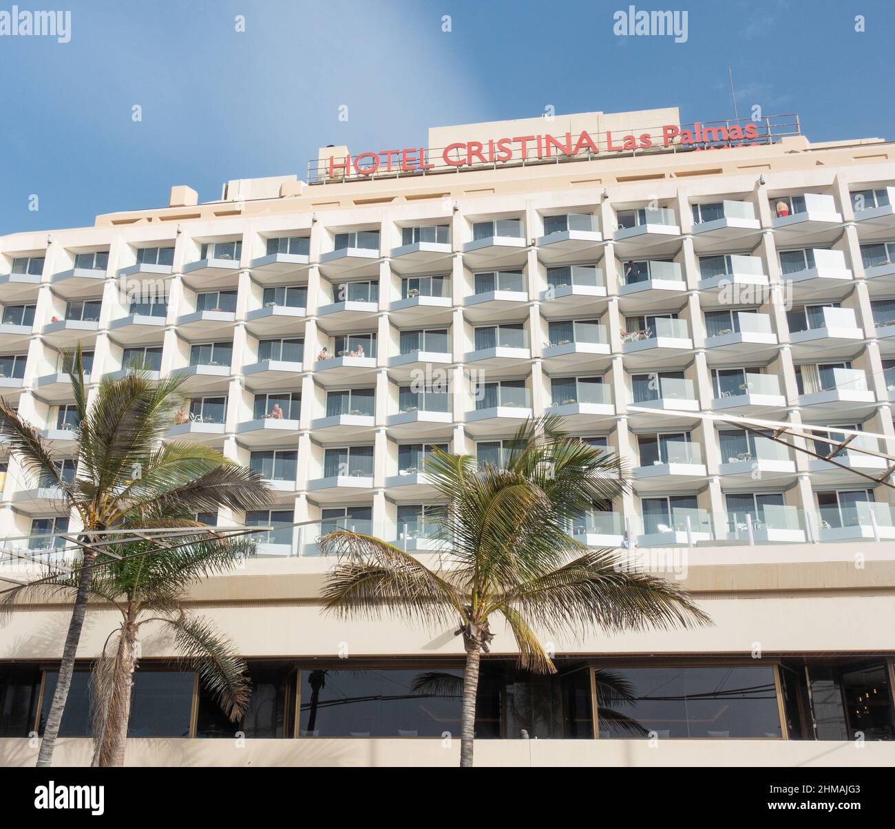 Las Palmas, Gran Canaria, Isole Canarie, Spagna. 8th Febbraio, 2022. Turisti, molti dal Regno Unito, crogiolarsi al sole glorioso sulla spiaggia della città a Las Palmas su Gran Canaria; una destinazione di sole d'inverno popolare per i turisti britannici. Credit: Alan Dawson/Alamy Live News. Foto Stock