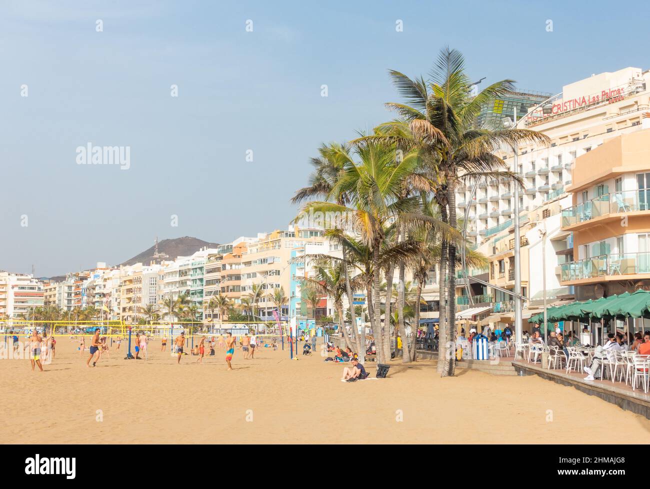 Las Palmas, Gran Canaria, Isole Canarie, Spagna. 8th Febbraio, 2022. Turisti, molti dal Regno Unito, crogiolarsi al sole glorioso sulla spiaggia della città a Las Palmas su Gran Canaria; una destinazione di sole d'inverno popolare per i turisti britannici. Credit: Alan Dawson/Alamy Live News. Foto Stock