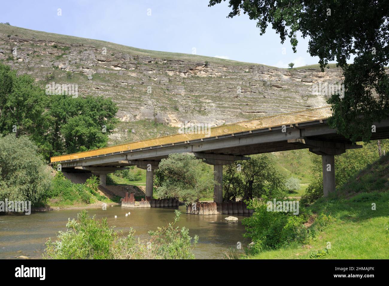 Bellissimo paesaggio con un ponte sullo sfondo della montagna. Questo è uno dei tesori naturali e storici della Repubblica di Moldavia. Foto Stock