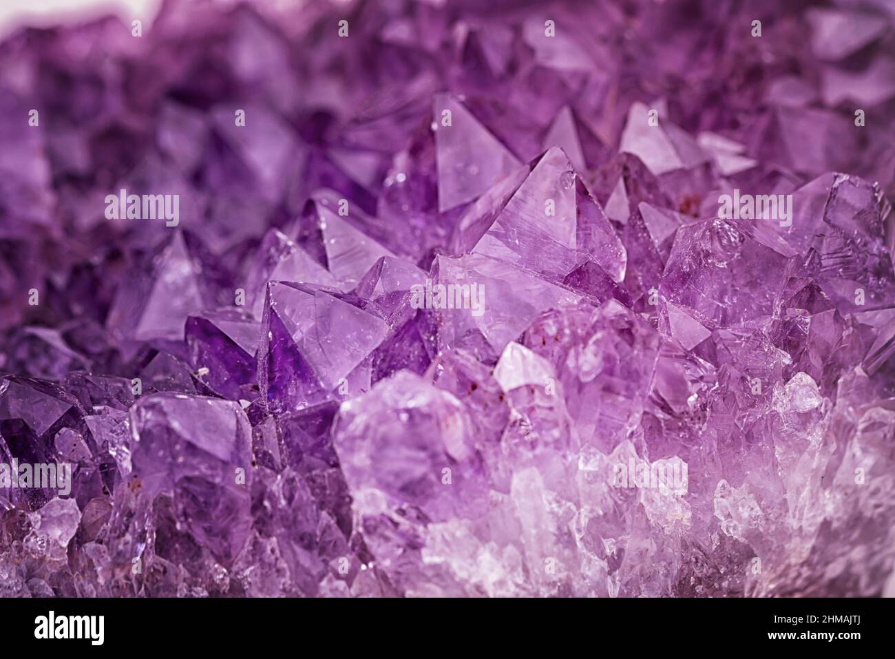 Primo piano viola brillante ametista quarzo struttura sfondo astratto Foto Stock