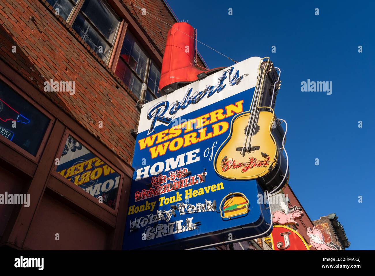 Nashville, Tennessee - 10 gennaio 2022: Roberts Western World, un famoso bar honky tonk con musica dal vivo, a Broadway, è popolare tra i turisti Foto Stock