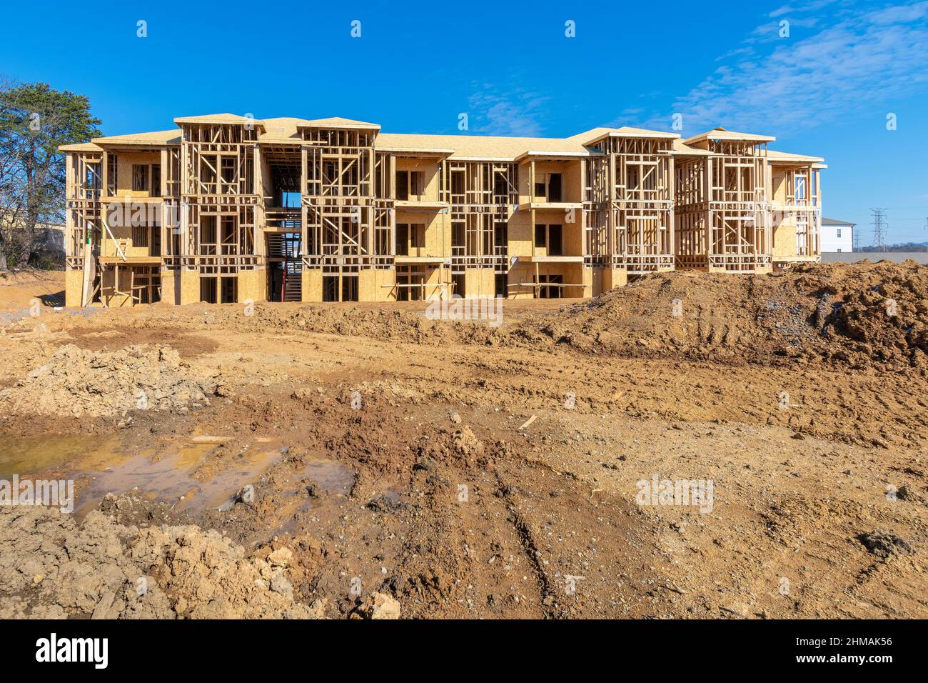 Ampio angolo di vista orizzontale di un nuovo edificio di appartamenti in costruzione. Foto Stock