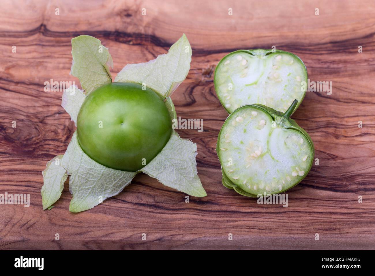 primo piano di tomatillos su un tagliere Foto Stock
