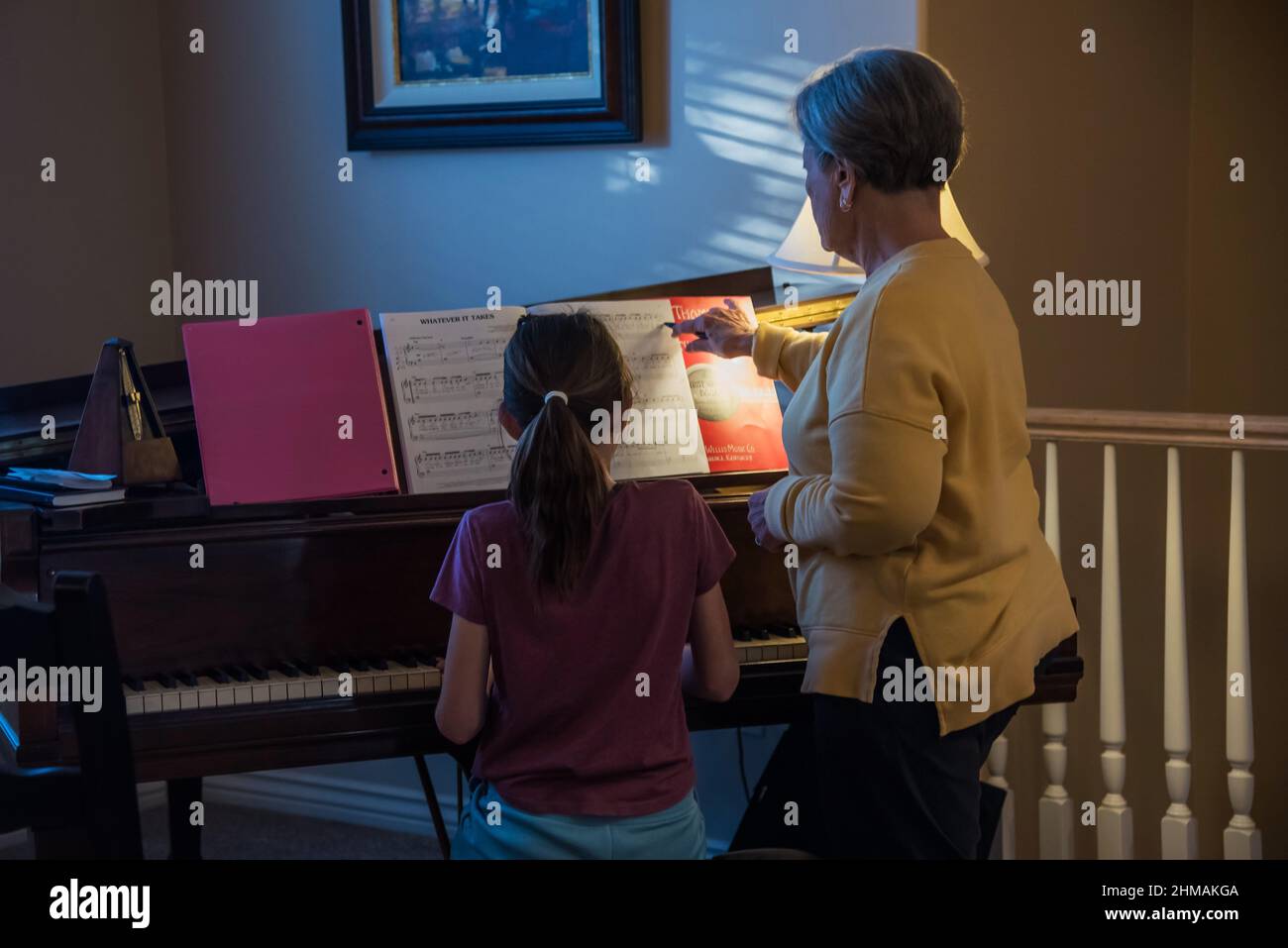 South Jordan, Utah, USA, 7 febbraio 2022. Un insegnante esperto di pianoforte ispira così come istruisce. Imparare a giocare richiede dedizione e impegno Foto Stock