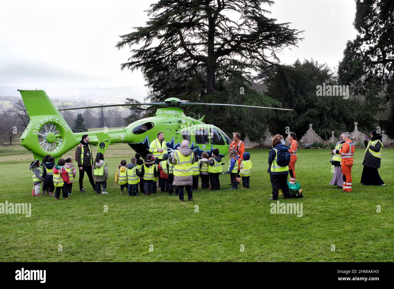 L'equipaggio della Great Western Air Ambulance dà un discorso improvvisato a un gruppo di bambini pre-scuola dopo che il maltempo ha costretto l'elicottero a atterrare Foto Stock