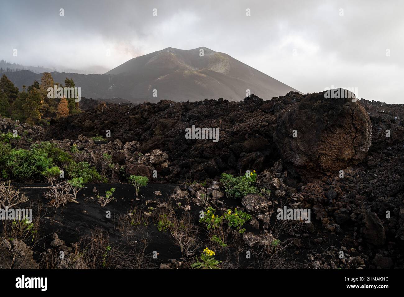 Grandi strutture di lava sono viste con il vulcano Cumbre Vieja. Molte aree sono ancora colpite dalla lava vulcanica e dalle ceneri causate dall'eruzione Foto Stock
