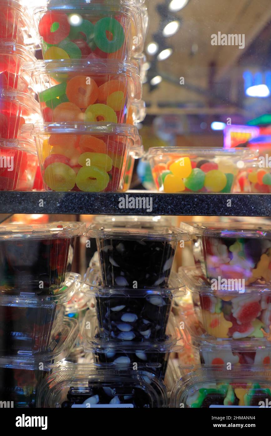 Caramelle in scatola di plastica in vendita a Reading Terminal Market.Philadelphia.Pennsylvania.USA Foto Stock