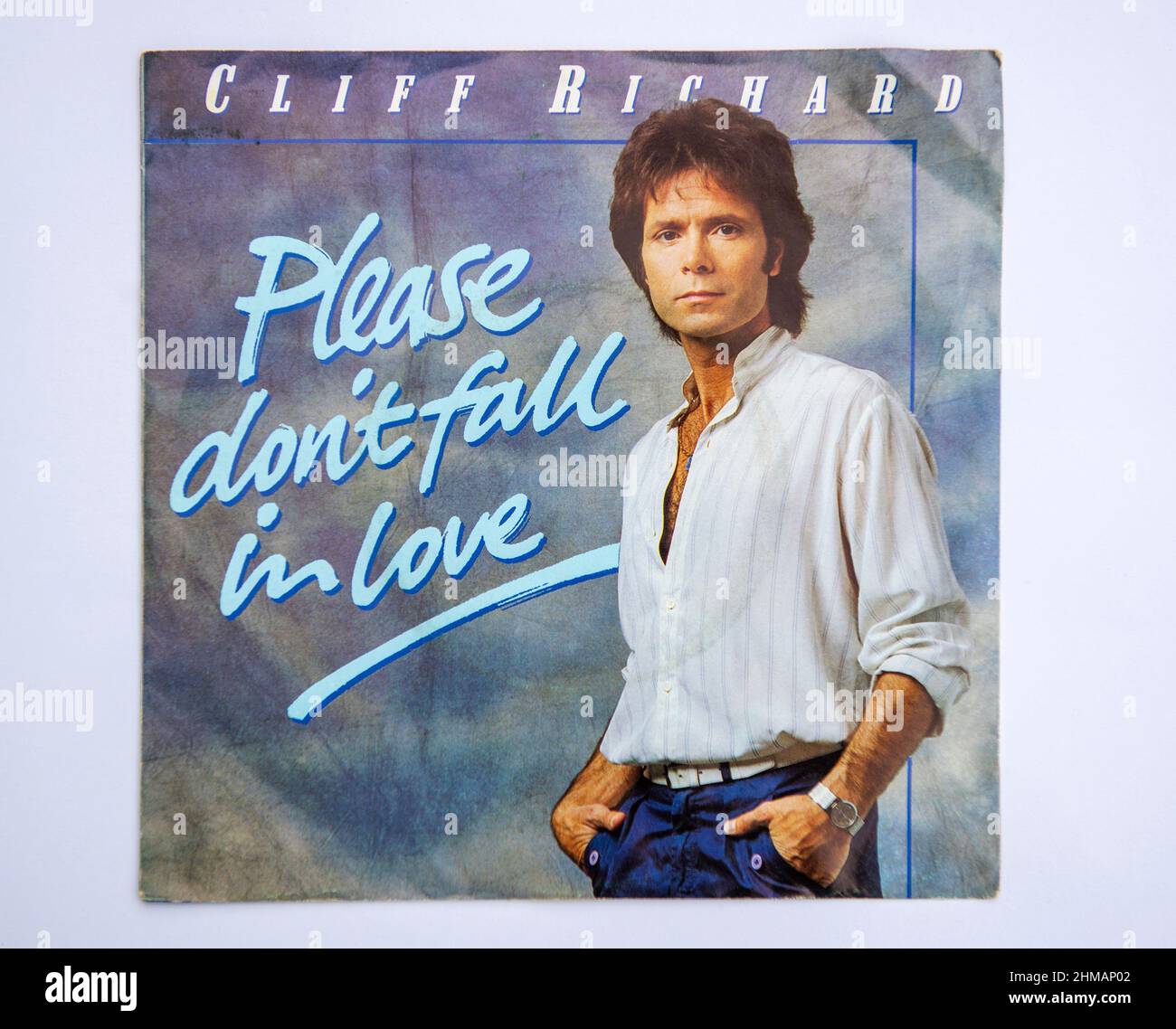 Copertina della versione singola da sette pollici di Please Do't Fall in Love di Cliff Richard, che è stato rilasciato nel 1983. Foto Stock