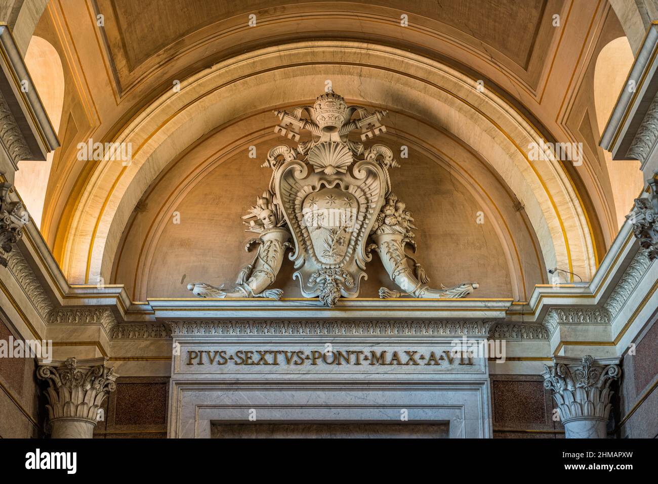 Urban VIII stemma Barberini nei Musei Vaticani di Roma. Foto Stock