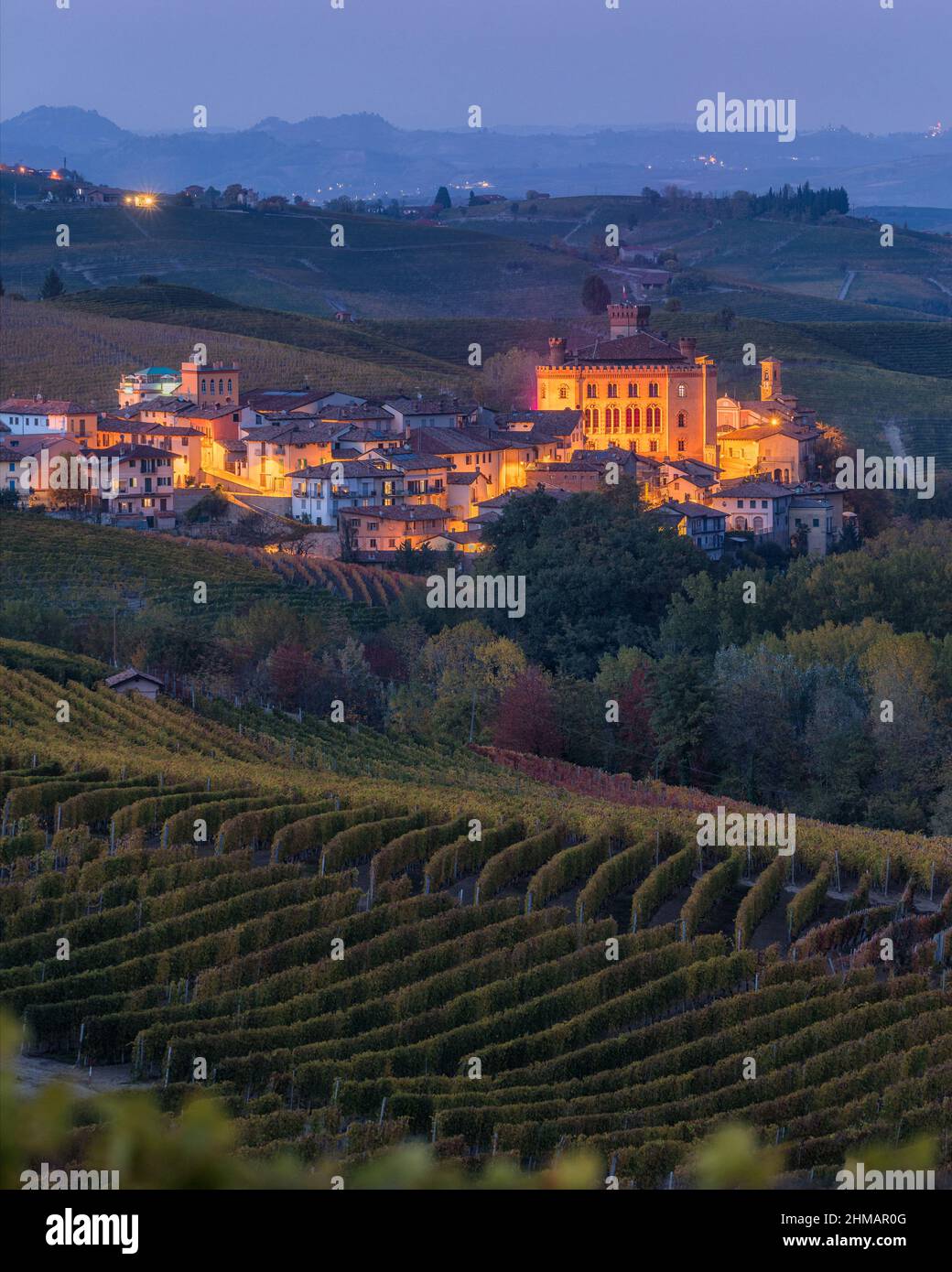 Villaggio Barolo al tramonto durante la stagione autunnale. Regione delle Langhe del Piemonte, Cuneo, Italia settentrionale. Foto Stock