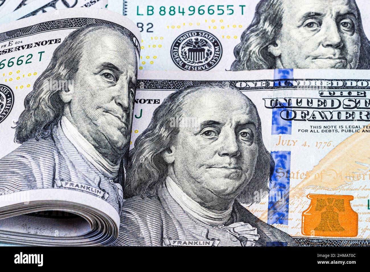 Banconote da cento dollari avvolte da un nastro di gomma. Concetto aziendale. Valuta mondiale Foto Stock
