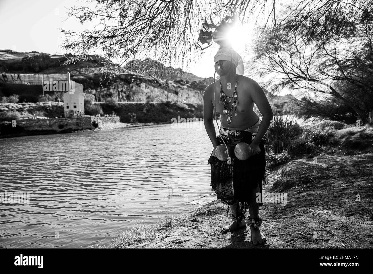 HERMOSILLO, MESSICO - FEBBRAIO 05: Luis Angel Medina, membro della comunità indigena di Yaqui e danzatrice di cervi, si pone di fronte alla zona umida del Parco Sauceda, durante la Giornata Mondiale delle Wetlands per promuovere la cura e la conservazione della biodiversità degli ecosistemi il 5 febbraio 2022 a Hermosillo, Messico.(Foto di Luis Gutierrez Norte Foto) un hombre baila la danza del venado, danzante, danzante Yaqui, pascola Foto Stock