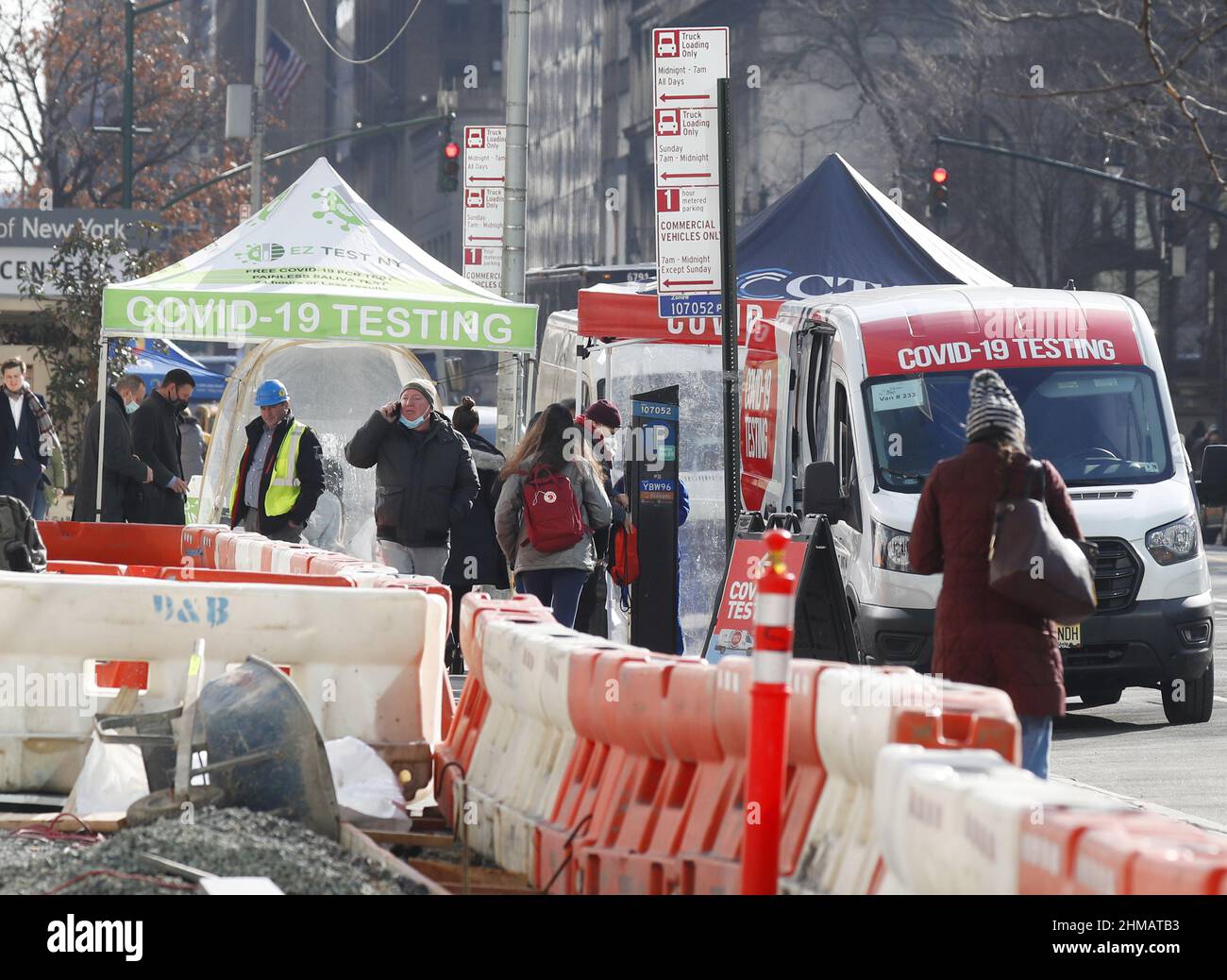 New York, Stati Uniti. 08th Feb 2022. Fianco a fianco i siti di test COVID-19 sono aperti per i test sul marciapiede e sulla corsia delle auto di 42nd Street, con pochi clienti che hanno bisogno del servizio martedì 8 febbraio 2022 a New York City. Foto di John Angelillo/UPI Credit: UPI/Alamy Live News Foto Stock