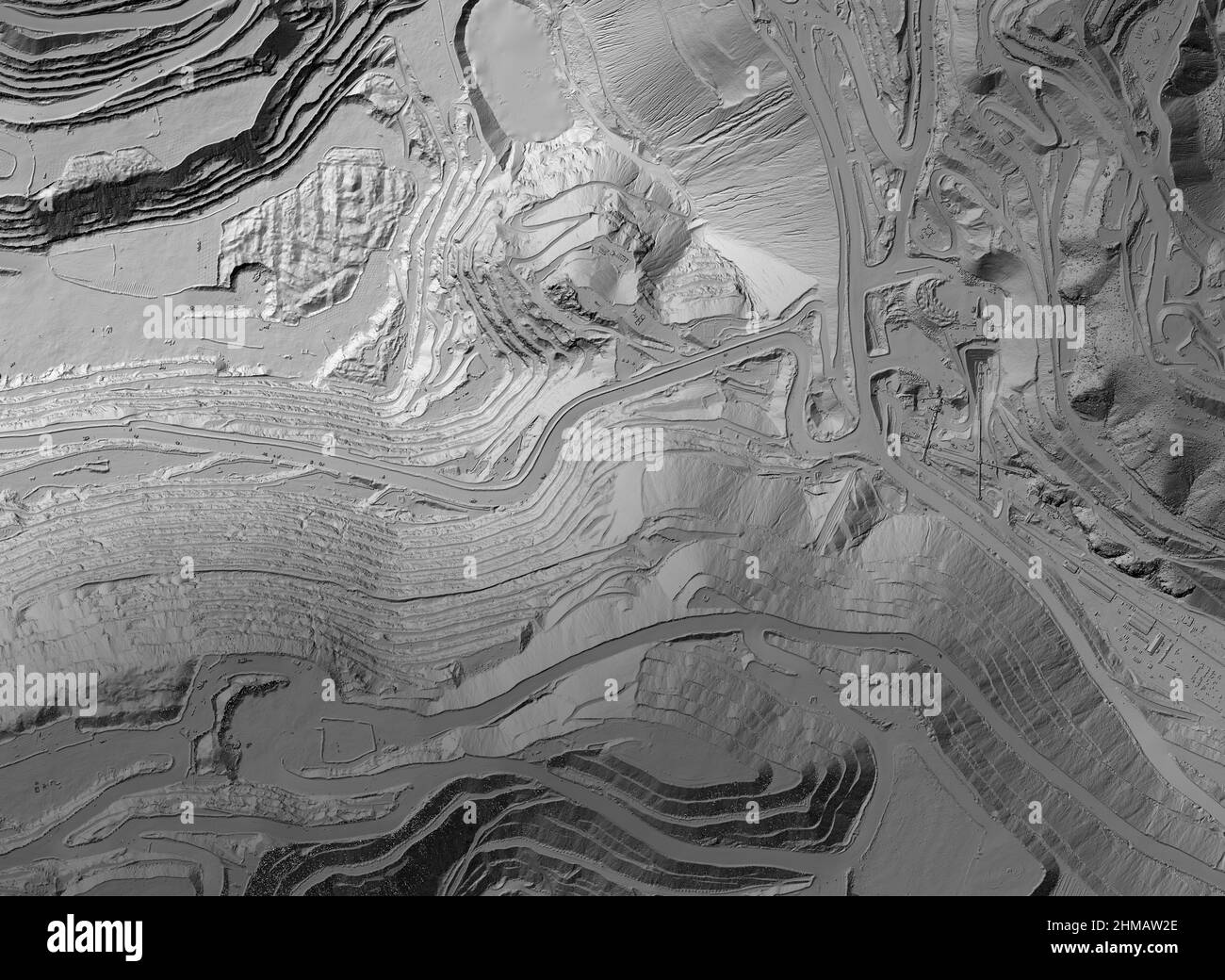 Modello di un'elevazione di miniera. Prodotto GIS realizzato dopo l'elaborazione di immagini aeree scattate da un drone. Mostra il sito di scavo con pareti rocciose ripide Foto Stock