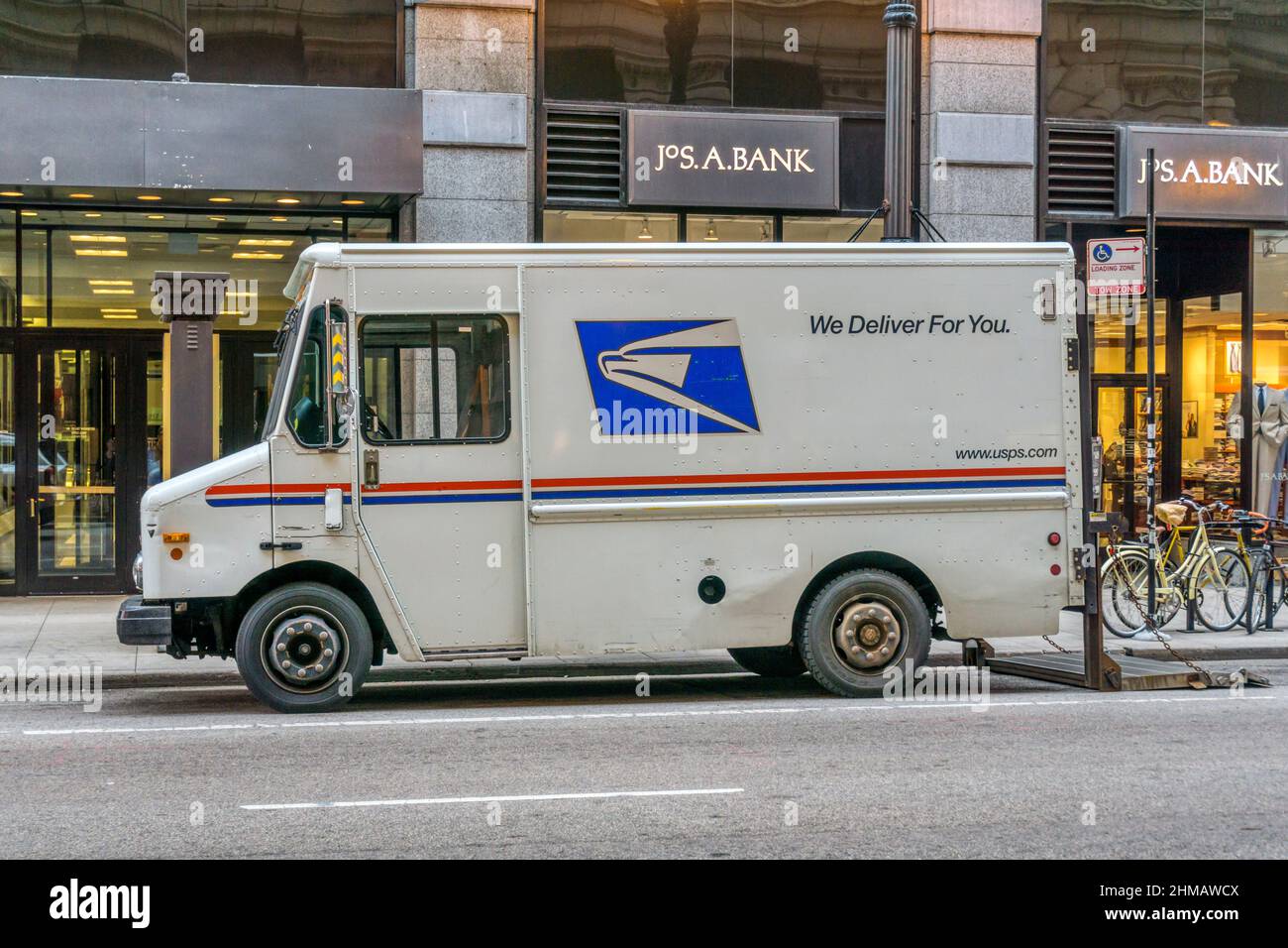 Furgone di consegna USPS nel centro di Chicago, Stati Uniti. Foto Stock