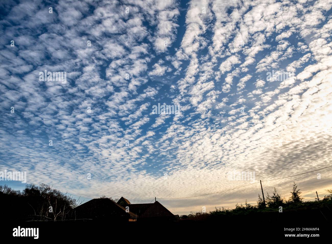 Un cielo sgombro su Norfolk in una bella giornata invernale a febbraio. Foto Stock
