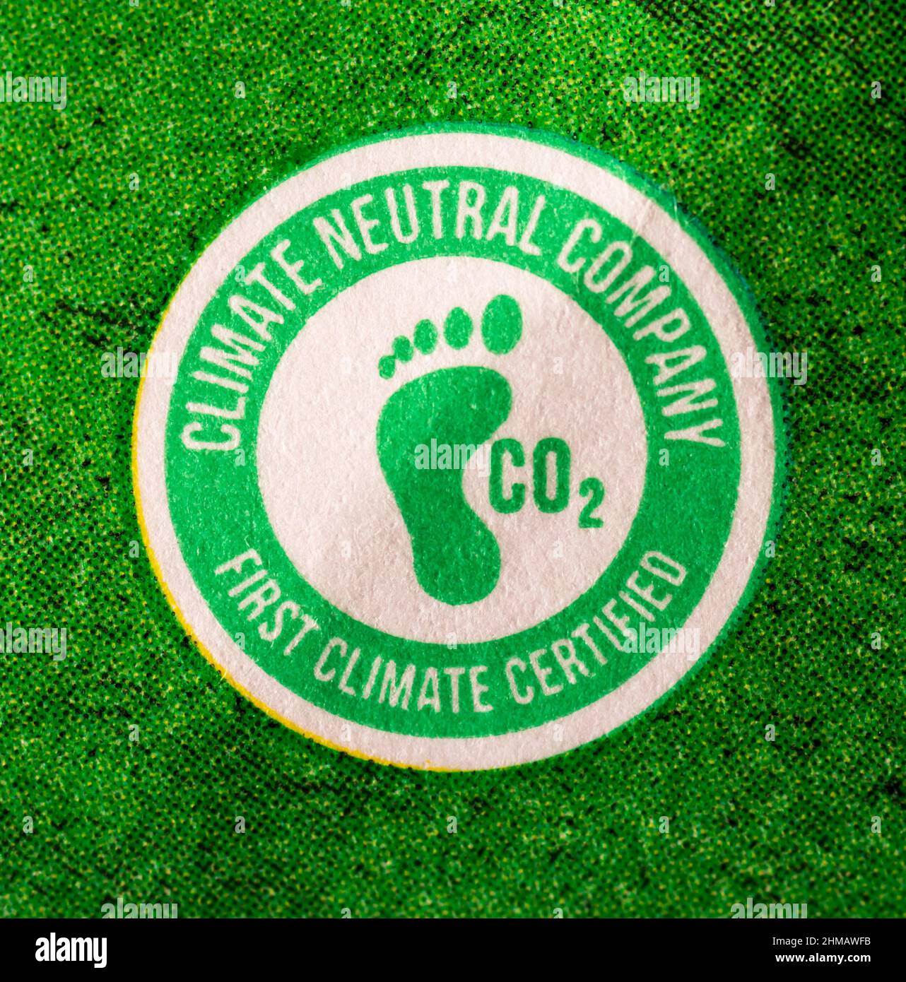Un primo logo Climate Certified Neutral Company sulla confezione. Foto Stock