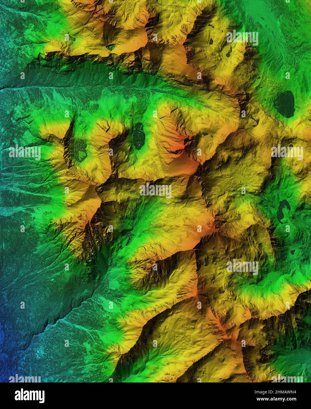 Modello di elevazione del terreno di montagna. Prodotto GIS 3D realizzato dopo elaborazione dati aerei. Presenta alte vette rocciose e ripide. Ai loro piedi sono Foto Stock