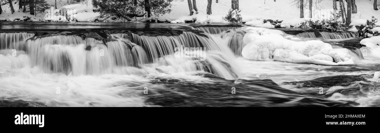 Foto invernale di Bond Falls, un gradino cade sul ramo centrale del fiume Ontonagon, vicino Paulding, Michigan, USA. Foto Stock