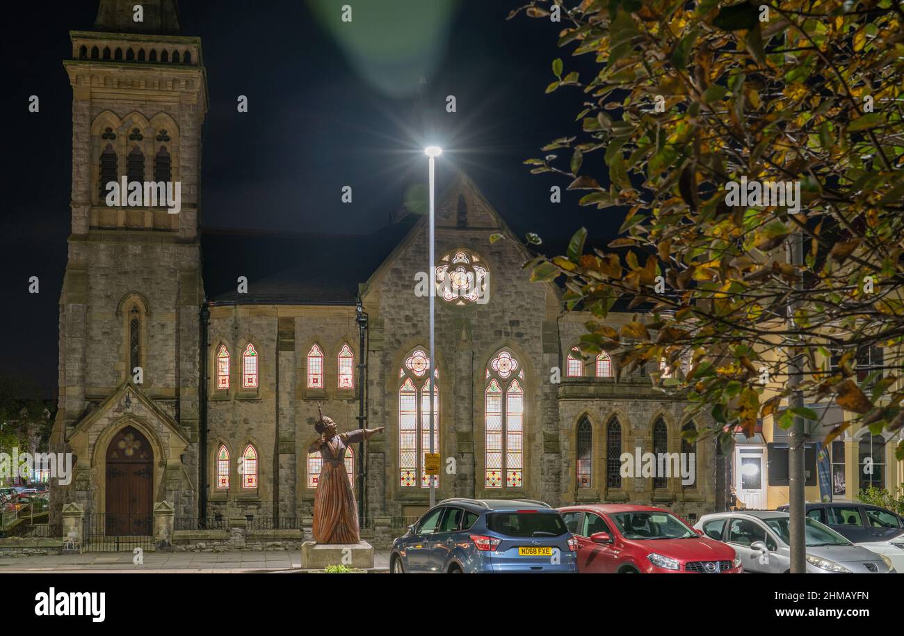 La Regina dei cuori, Wood Carving, da Alice nel paese delle meraviglie, fuori dalla Chiesa di Gloddaeth, Llandudno, Galles settentrionale. Immagine scattata nel mese di ottobre 2021. Foto Stock