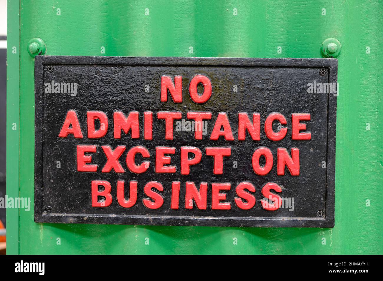 Segnale metallico di avvertimento solo per il personale autorizzato (ingresso non consentito), accesso vietato al pubblico Foto Stock