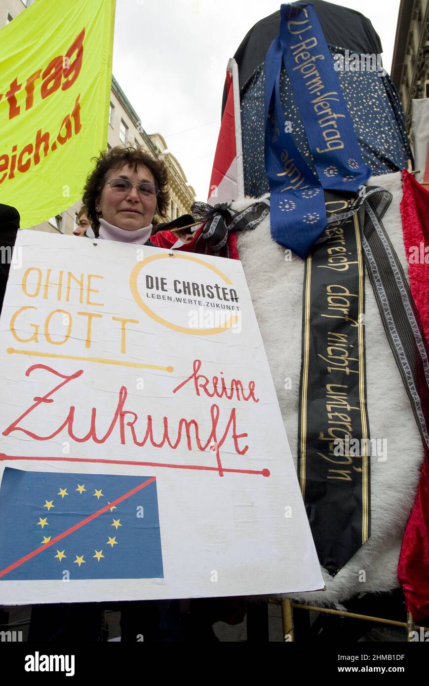 Vienna, Austria. Marzo 23, 2008. Manifestazione per referendum contro il trattato di Lisbona a Vienna. Iscrizione "senza Dio nessun futuro" Foto Stock