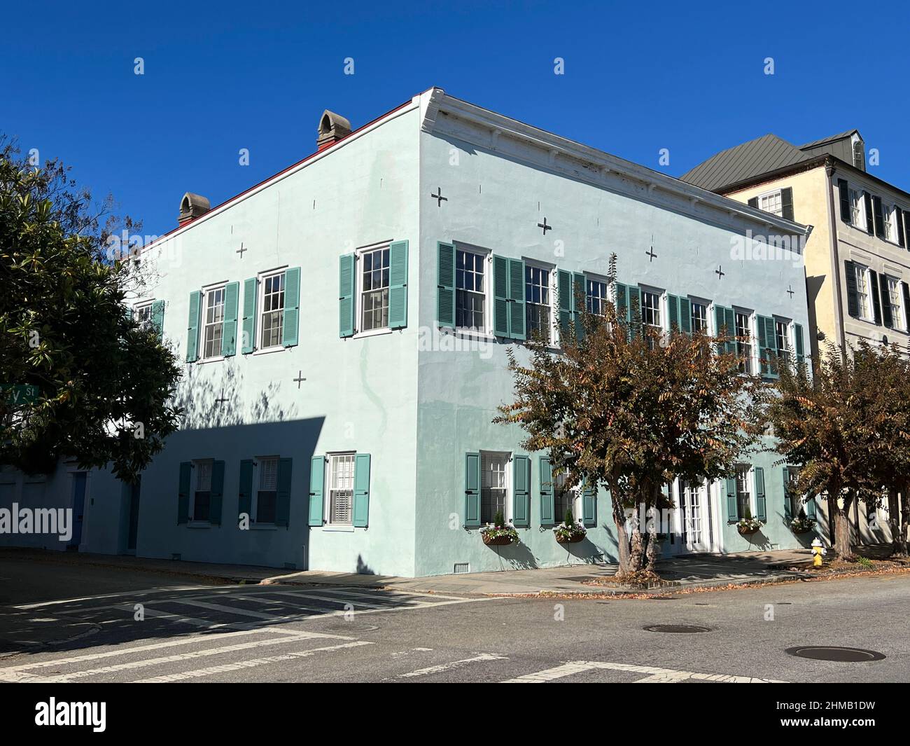 Architettura vista nel quartiere storico di Charleston, Carolina del Sud, una destinazione di viaggio di lusso nel sud degli Stati Uniti. Foto Stock