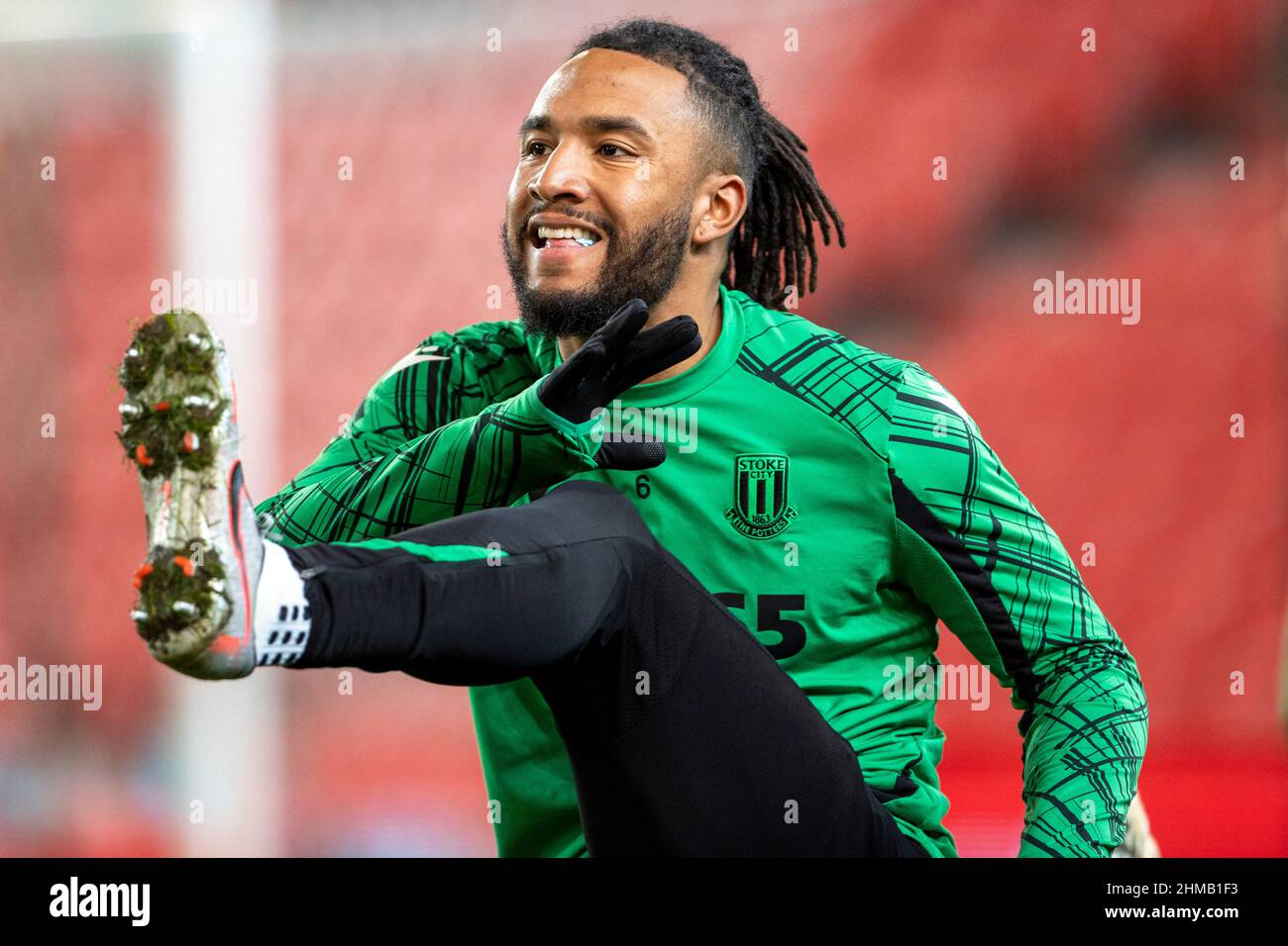 8th febbraio 2022; Bet365 Stadium, Stoke, Staffordshire, Inghilterra; EFL Championship Football, Stoke City contro Swansea City; Liam Moore di Stoke City durante il riscaldamento Foto Stock