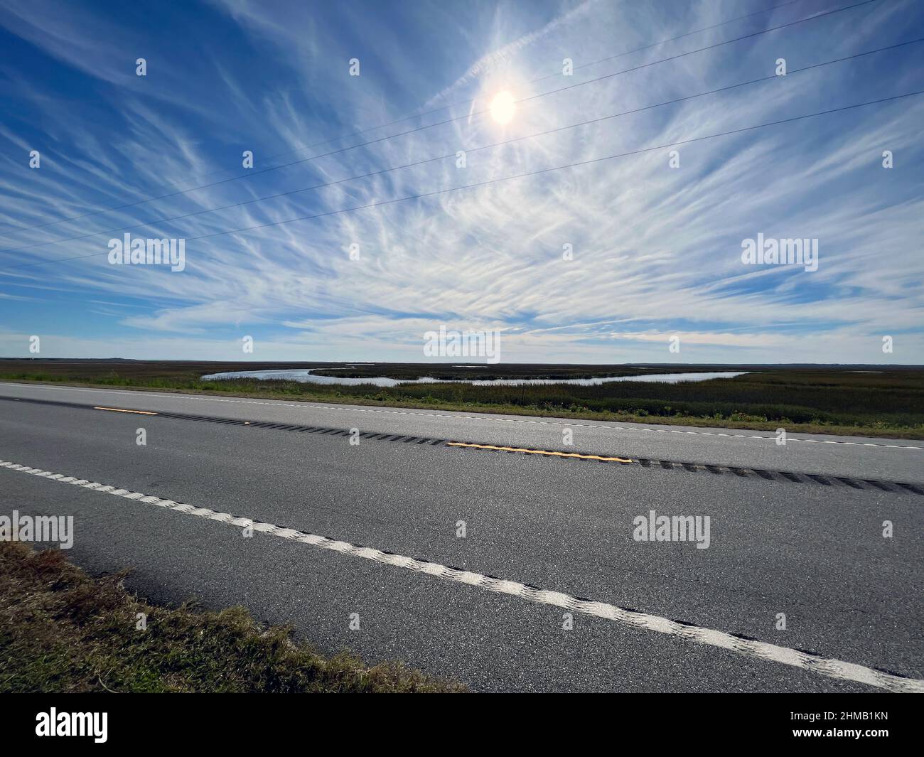 Una vista della palude salata lungo il Jekyll Island Causeway vicino a Brunswick, Georgia. Foto Stock