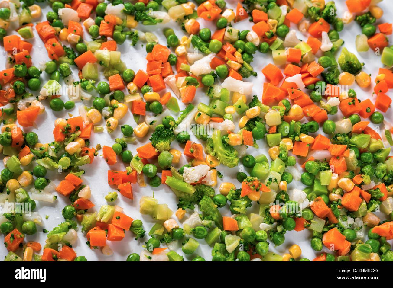 Quantità di verdure crude organiche (carota, piselli, broccoli, cavolfiore), ingredienti per salsa, zuppa o pasto. Foto Stock
