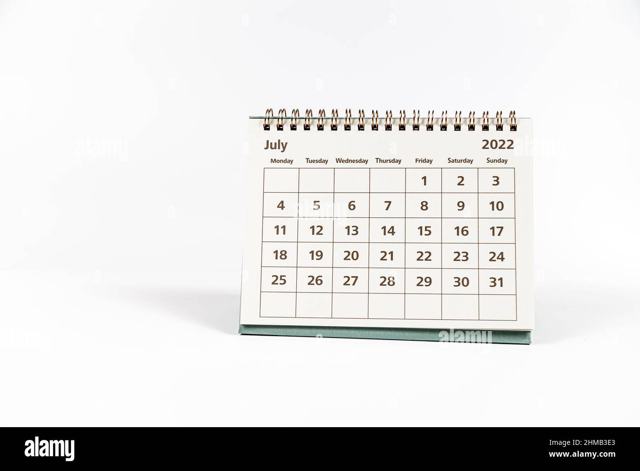 Luglio 2022 foglio di calendario mese pagina su sfondo bianco Foto stock -  Alamy