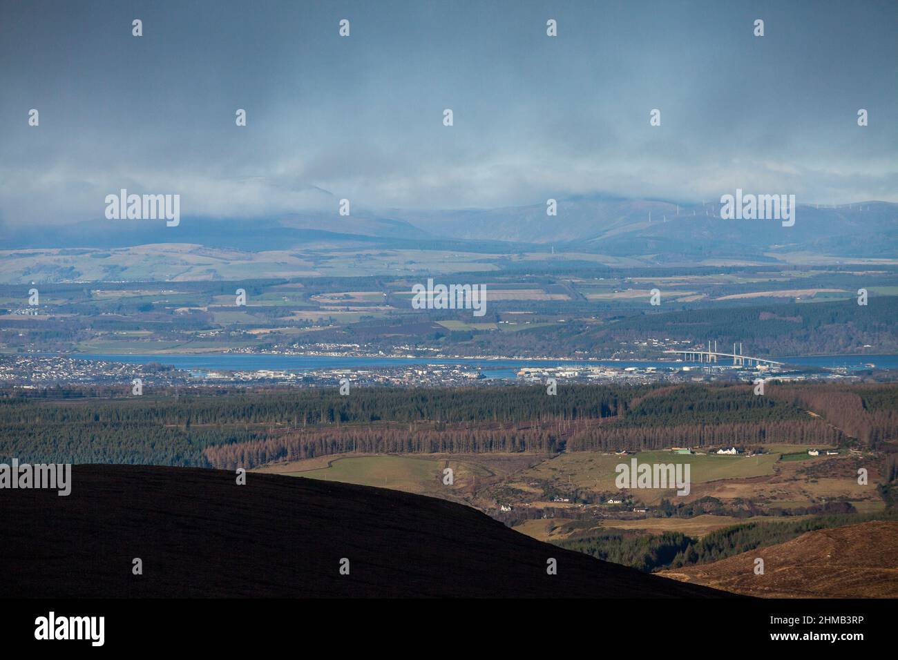 Guardando giù a Inverness dalla collina Carn na h Easgainn Foto Stock