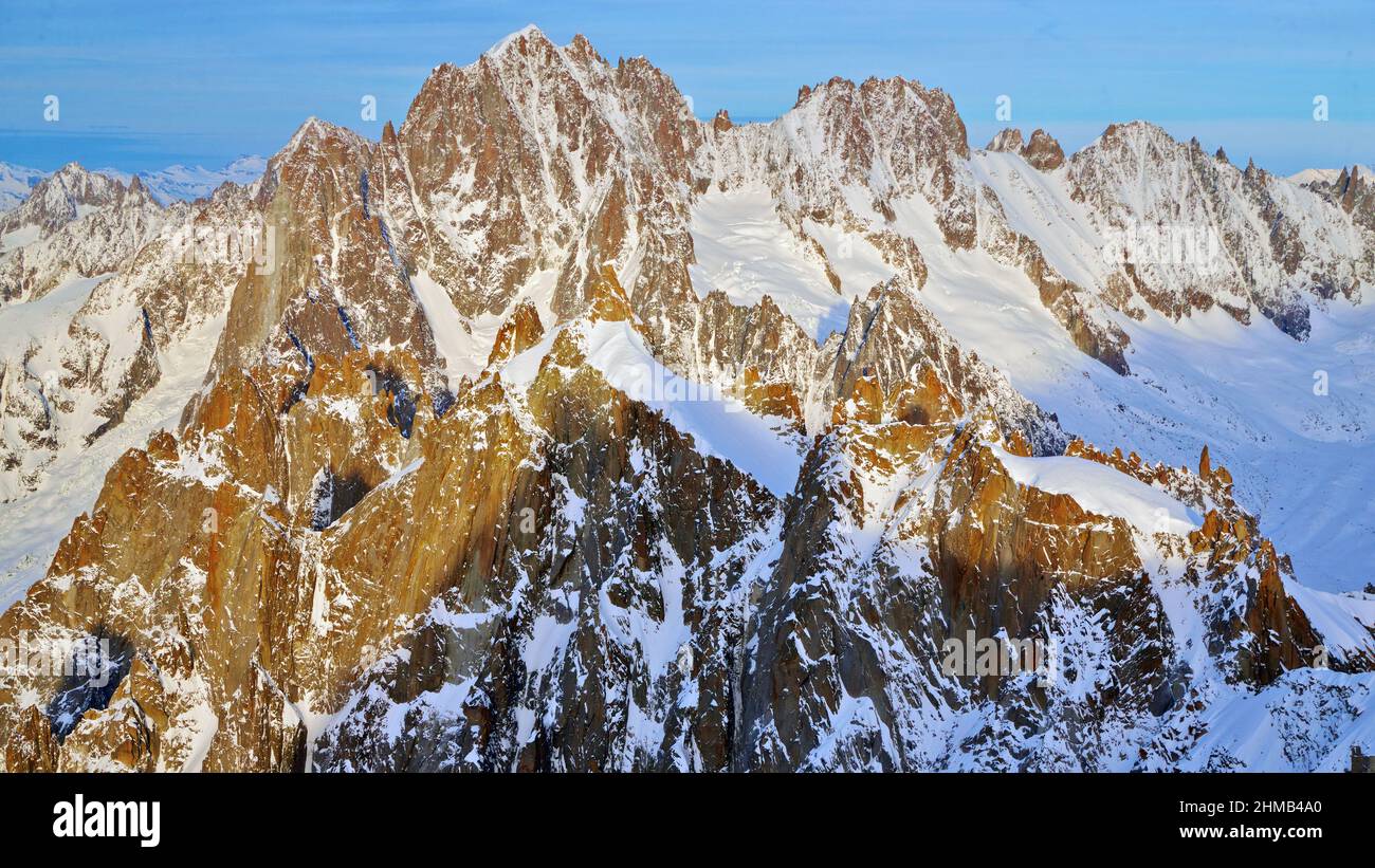 Paesaggio aereo di montagna Chamonix al tramonto, piattaforma di osservazione 3842 metri, Monte Bianco, punto di vista Foto Stock