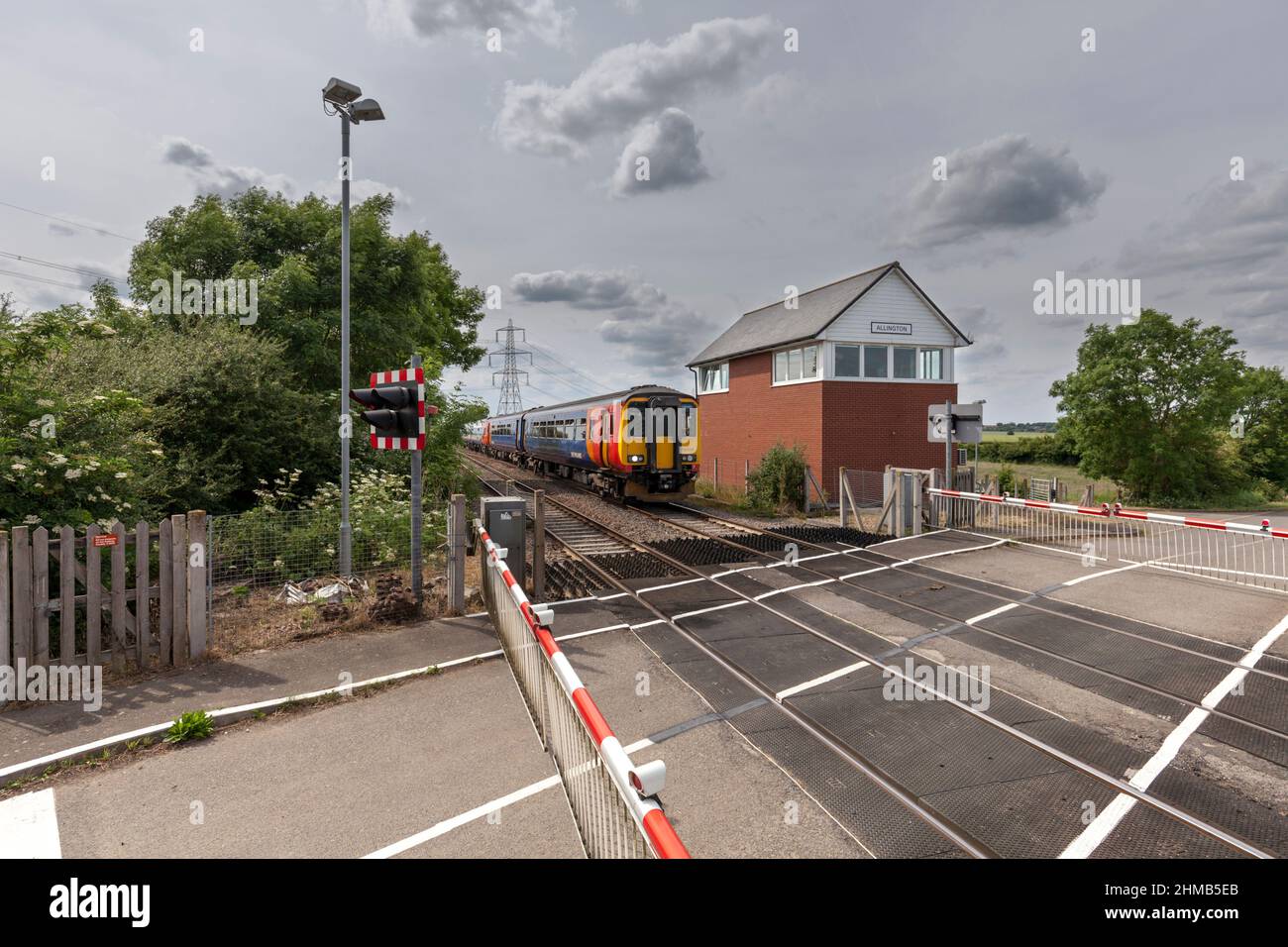 East Midlands Trains classe 156 treno sprinter che passa per Allington Signal box (a ovest di Grantham) Foto Stock
