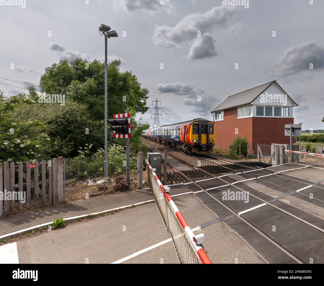 East Midlands Trains classe 156 treno sprinter che passa per Allington Signal box (a ovest di Grantham) Foto Stock