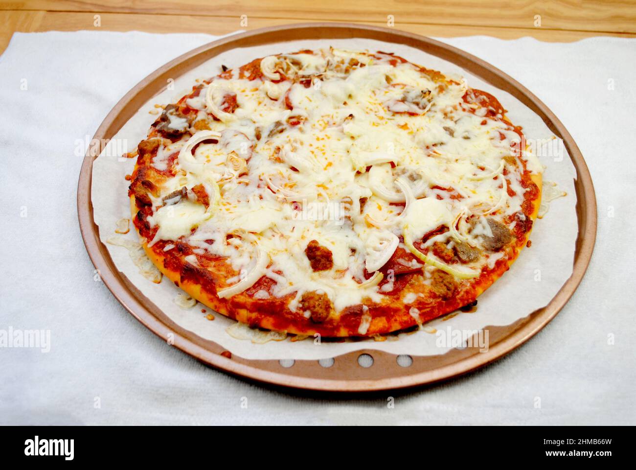 Hot Fresh Carne Lovers Pizza Pie con cipolle Foto Stock