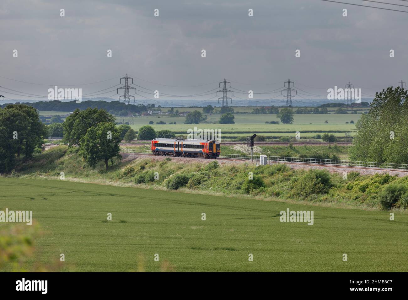 East Midlands treni classe 158 treno diretto sprinter passando Allington (a ovest di Grantham) in campagna con un treno da Norwich a Liverpool Foto Stock