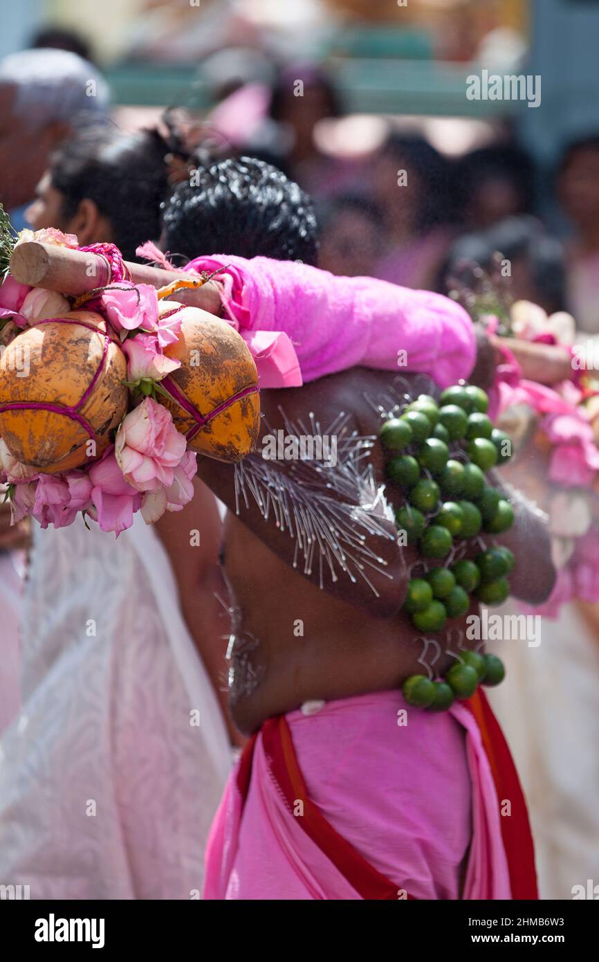 Saint Denis, Reunion - Settembre 04 2014: Tamil devotee durante una processione religiosa a Reunion Island. Foto Stock