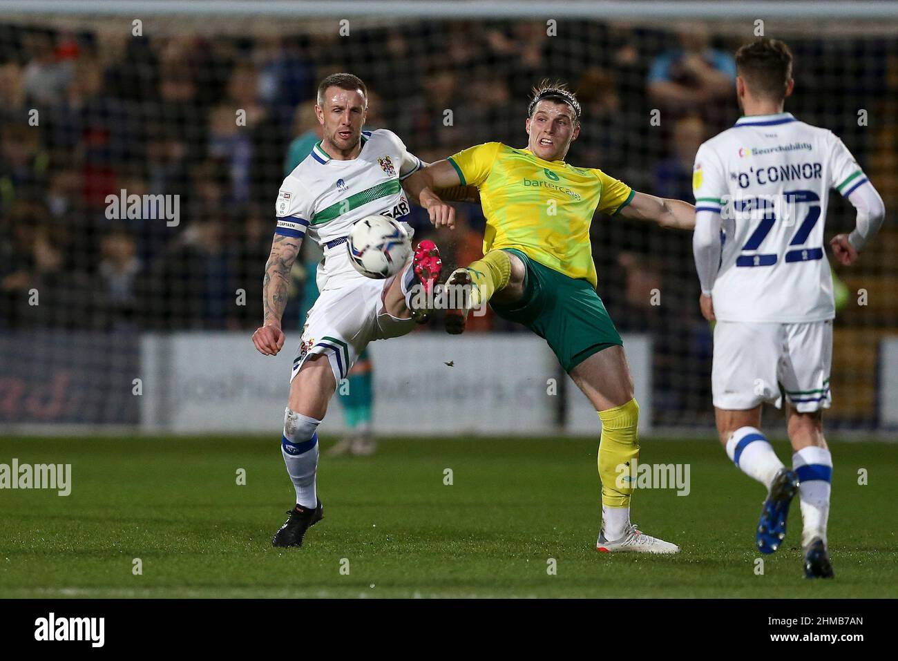 Birkenhead, Regno Unito. 08th Feb 2022. Peter Clarke di Tranmere Rovers (l) e Josh Davison di Swindon Town combattono per la palla. EFL Skybet Football League Two match, Tranmere Rovers v Swindon Town at Prenton Park, Birkenhead, Wirral martedì 8th febbraio 2022. Questa immagine può essere utilizzata solo per scopi editoriali. Solo per uso editoriale, licenza richiesta per uso commerciale. Nessun uso in scommesse, giochi o un singolo club/campionato/giocatore publications.pic di Chris Stading/Andrew Orchard sport fotografia/Alamy Live News credito: Andrew Orchard sport fotografia/Alamy Live News Foto Stock