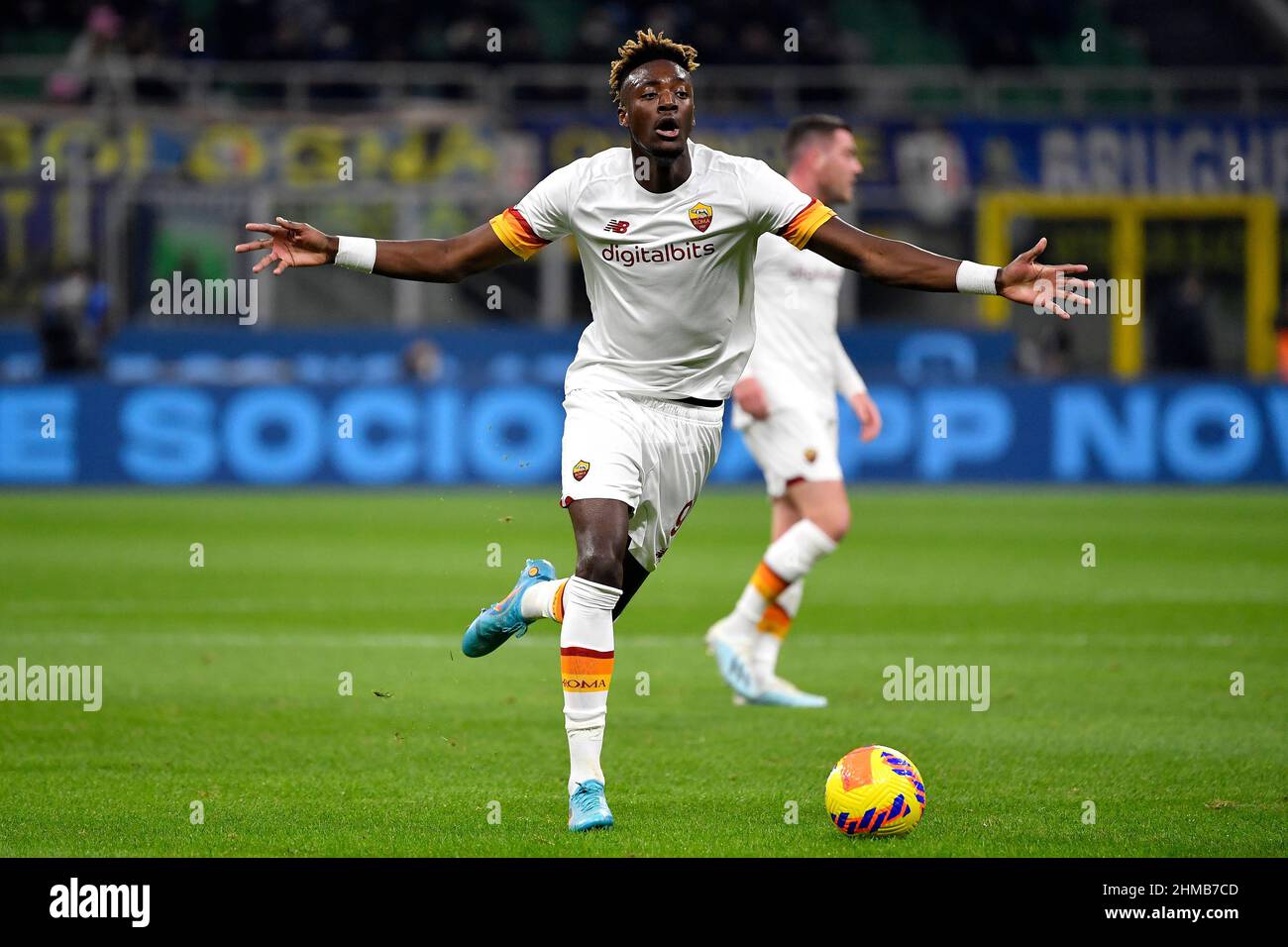 Milano, Italia. 08th Feb 2022. Tammy Abraham of AS Roma reagisce durante il round della Coppa Italia della partita di calcio 8 tra FC Internazionale e AS Roma allo stadio San Siro di Milano (Italia), 8th febbraio 2021. Foto Andrea Staccioli/Insidefoto Credit: Ininsidefoto srl/Alamy Live News Foto Stock