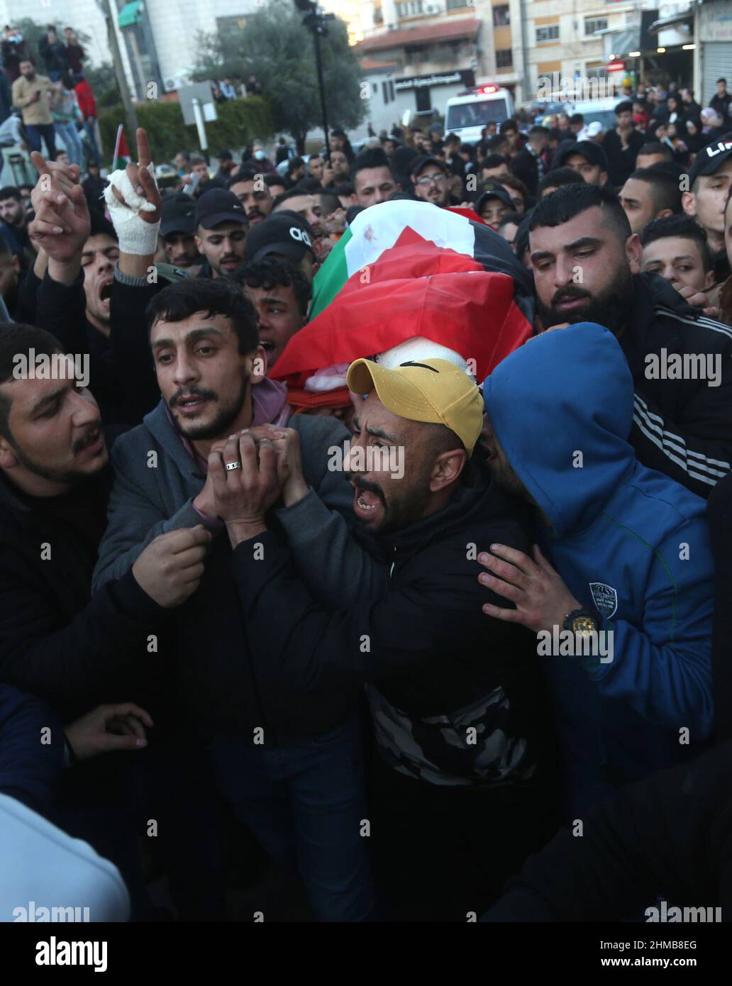 Nablus. 8th Feb 2022. La gente porta il corpo di uno dei tre palestinesi uccisi dalle forze israeliane durante un funerale nella città di Nablus, in Cisgiordania, il 8 febbraio 2022. Israele ha confermato martedì che le sue forze hanno ucciso tre palestinesi nella Cisgiordania occupata da Israele durante una presunta "operazione per contrastare una cella terroristica". Credit: Nobani/Xinhua/Alamy Live News Foto Stock