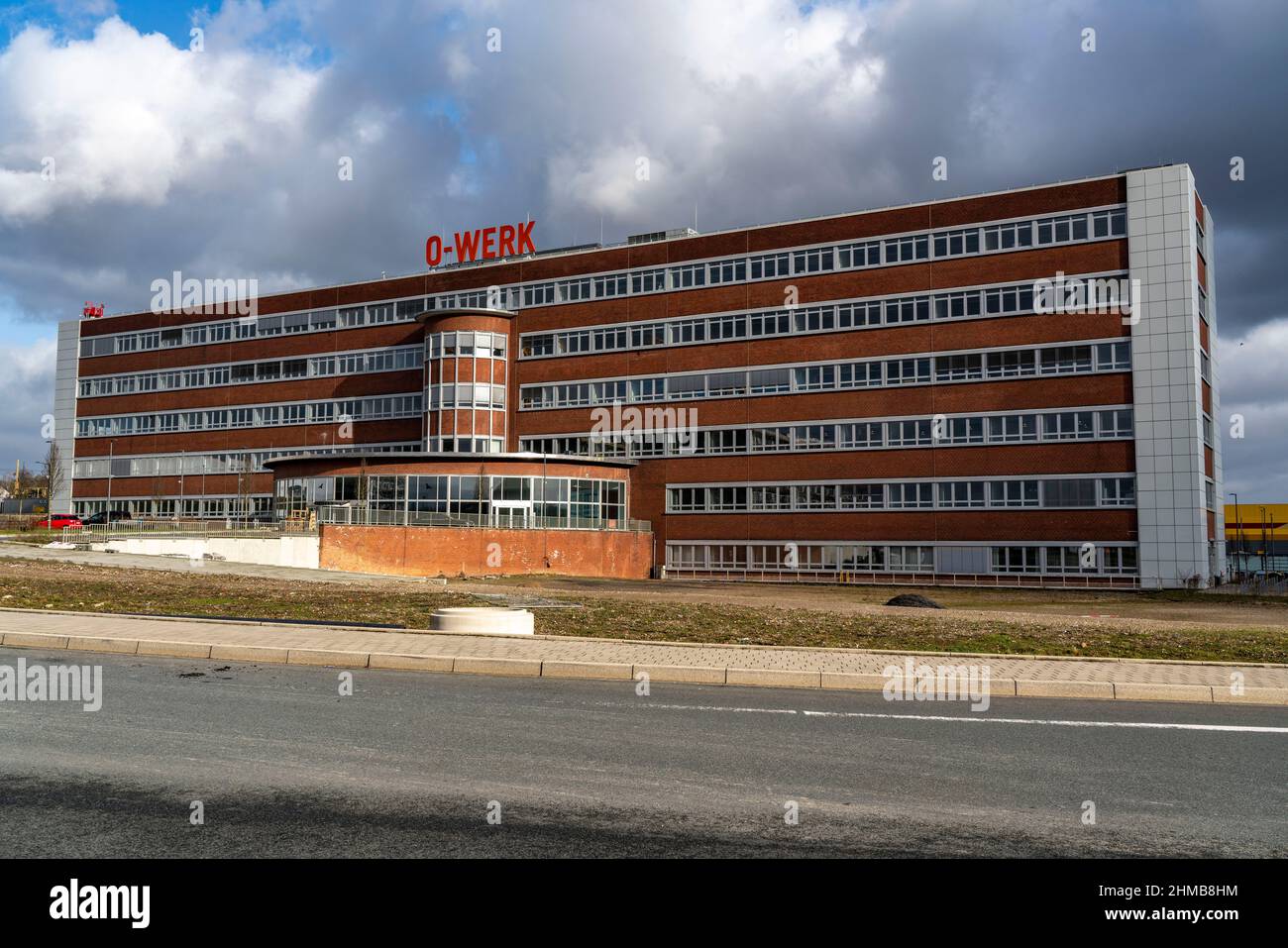 O-Werk, ex edificio amministrativo dello stabilimento Opel di Bochum, ora il cuore del campus o-Werk, un complesso di uffici con oltre 7.000 metri quadrati Foto Stock O-Werk, ex edificio amministrativo dello stabilimento Opel di Bochum, ora il cuore del campus o-Werk, un complesso di uffici con oltre 7.000 metri quadrati Foto Stock