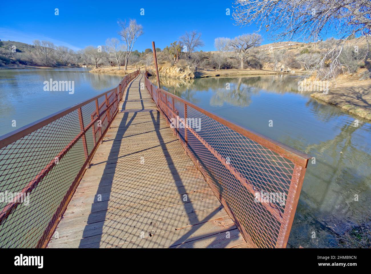 Ponte galleggiante sul lago Fain nella Prescott Valley, Arizona. Foto Stock