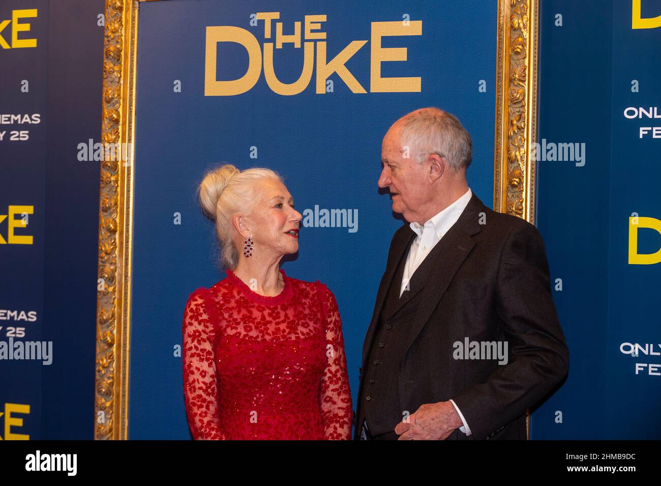 Londra, Regno Unito. 8 febbraio 2022. Helen Mirren (come Dorothy Bunton) e Jim Broadbent (come Kempton Bunton) alla prima britannica del film "The Duke" alla National Gallery. Il film racconta la vera storia del tassista Kempton Bunton, che ha rubato alla National Gallery di Londra il ritratto del Duca di Wellington, il primo e unico furto nella storia della galleria. Credit: Stephen Chung/EMPICS/Alamy Live News Foto Stock