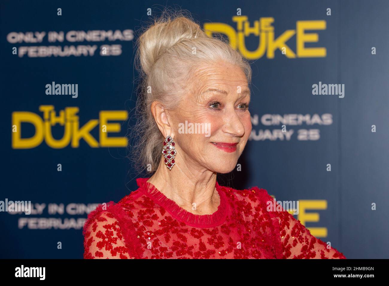 Londra, Regno Unito. 8 febbraio 2022. Helen Mirren (come Dorothy Bunton) alla prima britannica del film 'The Duke' alla National Gallery. Il film racconta la vera storia del tassista Kempton Bunton (interpretato da Jim Broadbent), che ha rubato il ritratto di Goya del Duca di Wellington dalla National Gallery di Londra, il primo e unico furto nella storia della galleria. Credit: Stephen Chung/EMPICS/Alamy Live News Foto Stock