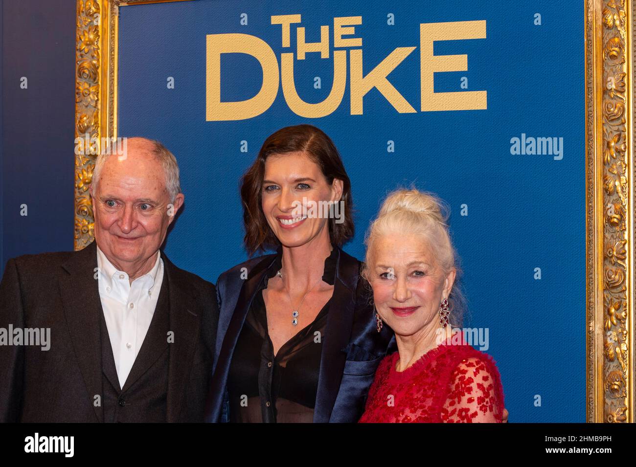 Londra, Regno Unito. 8 febbraio 2022. (Da L a R) Jim Broadbent (in qualità di Kempton Bunton), Nicky Bentham, produttore, e Helen Mirren (in qualità di Dorothy Bunton) alla prima britannica del film "The Duke" alla National Gallery. Il film racconta la vera storia del tassista Kempton Bunton, che ha rubato alla National Gallery di Londra il ritratto del Duca di Wellington, il primo e unico furto nella storia della galleria. Credit: Stephen Chung/EMPICS/Alamy Live News Foto Stock